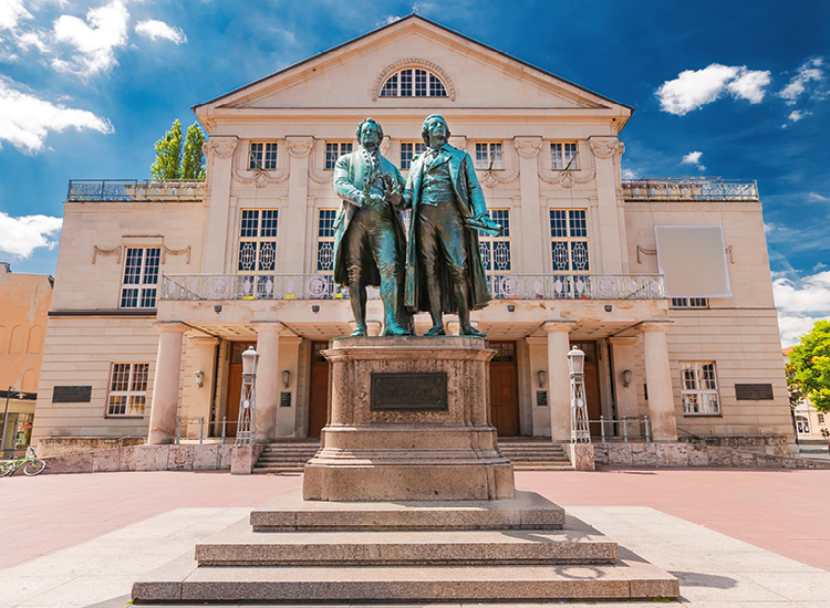 Немецкий национальный театр с памятником Гете и Шиллеру в Веймаре